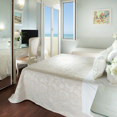 Hotel Admiral - On The Beach Riccione Exteriör bild