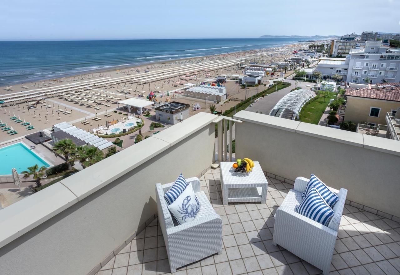 Hotel Admiral - On The Beach Riccione Exteriör bild