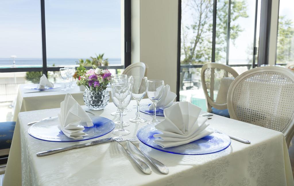 Hotel Admiral - On The Beach Riccione Exteriör bild