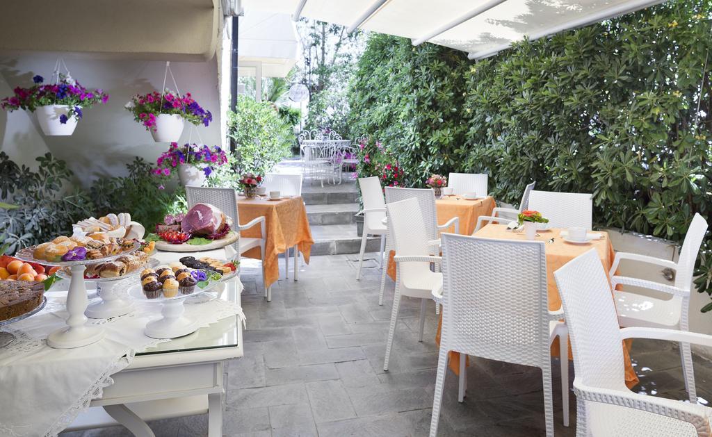 Hotel Admiral - On The Beach Riccione Exteriör bild