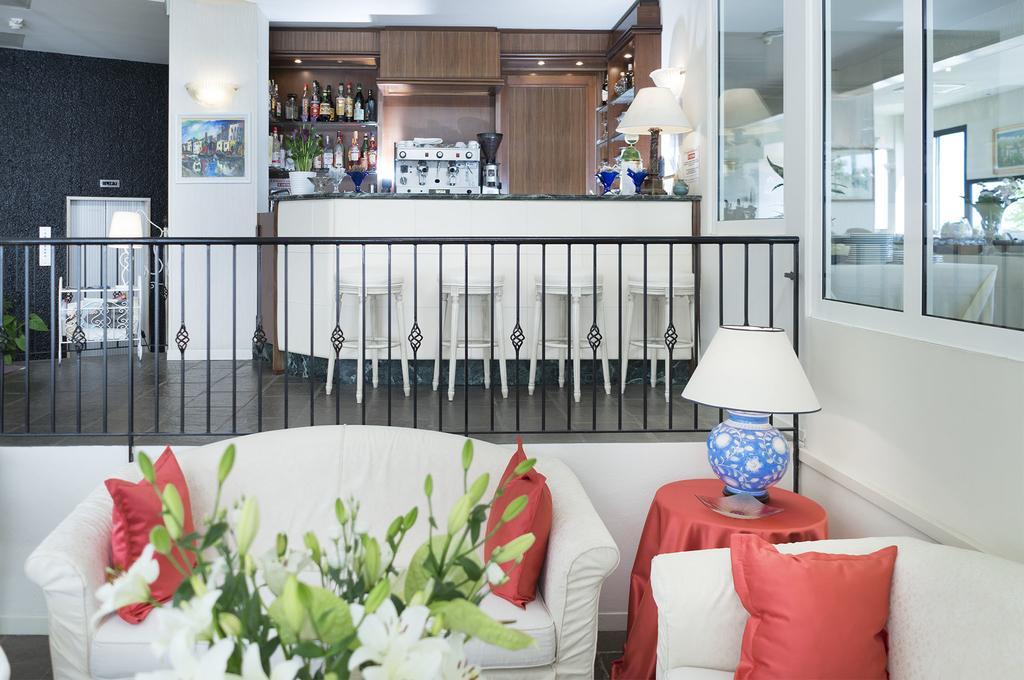 Hotel Admiral - On The Beach Riccione Exteriör bild