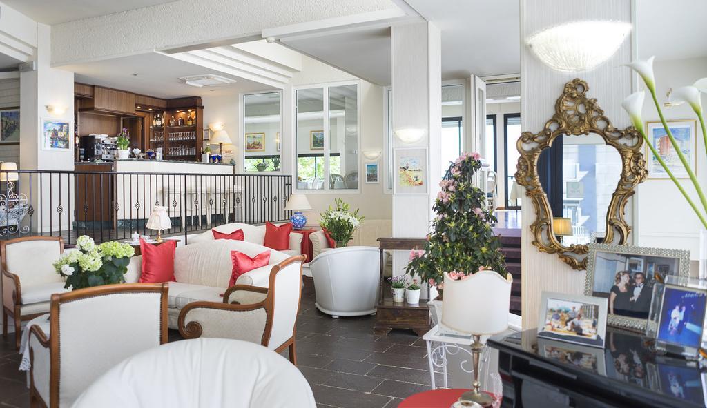 Hotel Admiral - On The Beach Riccione Exteriör bild